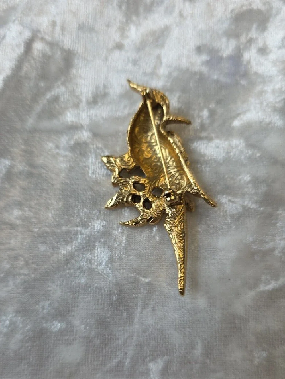 Vintage Gold Tone Bird Brooch Pin - Elegant Avian Accent